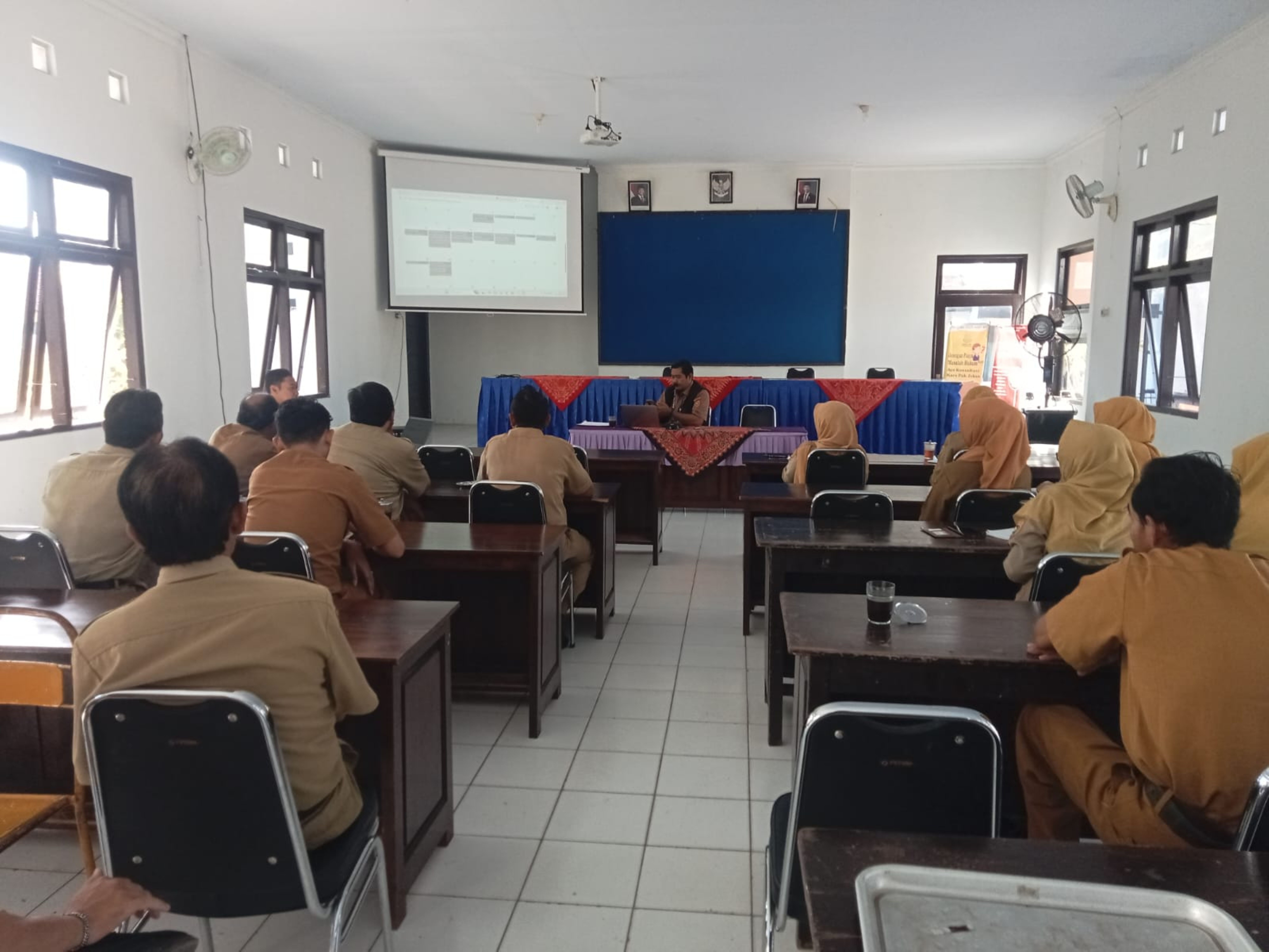 Staf_meeting2.jpg